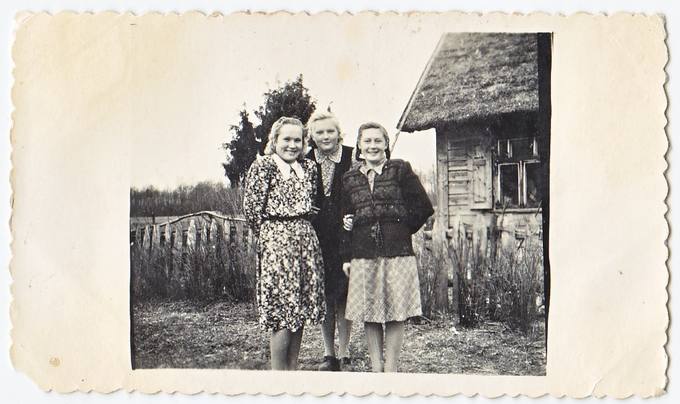 Trys draugės Pamiškių kaime: Genovaitė Šlėktaitė, Emilija Petrauskaitė ir Aleksė Kazilionytė